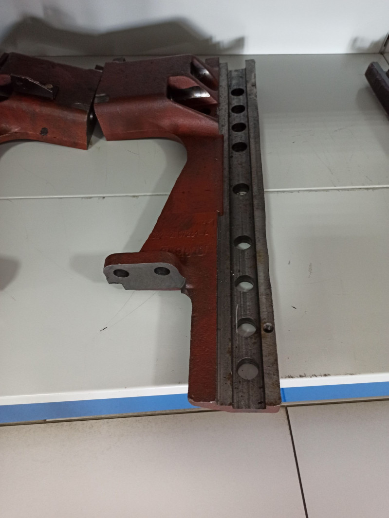 Боковина правая (литая) МТЗ-1221 — 2